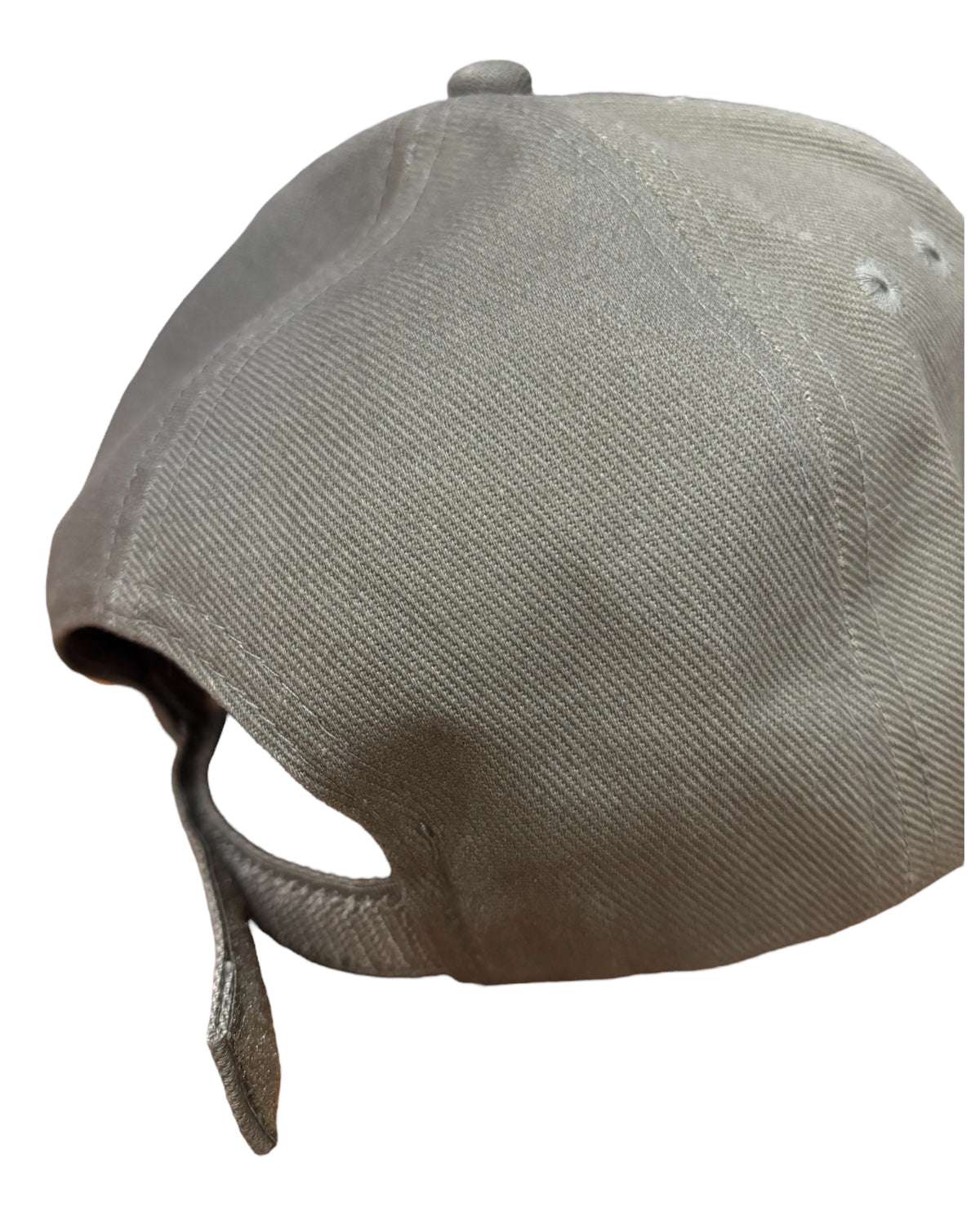 Back view of the velcro strap fasterner on a dad cap with minimalist funny Yorkshire / Northern / Lancashire slogan / logo in embroidery/ embroidered. This hat would be a perfect gift for a Northerner. Suitable for men and women, it's unisex and great quality.